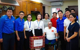 Ủy ban MTTQ Việt Nam phường Long Biên thăm hỏi, tặng quà người có công nhân kỷ niệm 78 năm Ngày Thương binh - Liệt sĩ
