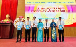 Lễ trao quyết định công tác cán bộ xã Nội Bài
