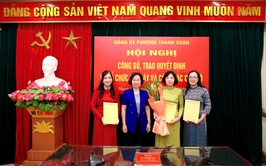 Đảng ủy phường Thanh Xuân công bố, trao quyết định về tổ chức bộ máy và công tác cán bộ