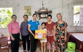 Hội LHPN xã Phúc Lộc trao quà chương trình 