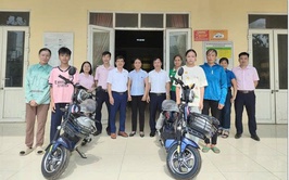 Phòng giao dịch Ngân hàng Chính sách xã hội Ba Vì  lan tỏa yêu thương và tiếp thêm động lực học tập cho các em học sinh nghèo hiếu học