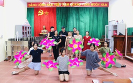 Lãnh đạo Trung tâm VHTT&TT xã kiểm tra công tác tập luyện chuẩn bị tham gia Liên hoan Nghệ thuật quần chúng xã Quốc Oai lần thứ I năm 2025