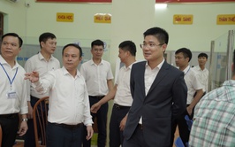 ĐỒNG CHÍ NGUYỄN HỒNG MINH - BÍ THƯ ĐẢNG ỦY XÃ ĐA PHÚC KIỂM TRA TẠI ĐIỂM PHỤC VỤ HÀNH CHÍNH CÔNG XÃ