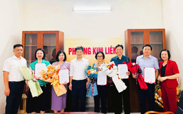 PHƯỜNG KIM LIÊN: TRAO CÁC QUYẾT ĐỊNH VỀ TỔ CHỨC BỘ MÁY VÀ CÔNG TÁC CÁN BỘ