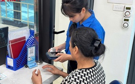 TUỔI TRẺ PHƯỜNG VĂN MIẾU - QUỐC TỬ GIÁM RA QUÂN HỖ TRỢ NGƯỜI DÂN THỰC HIỆN THỦ TỤC HÀNH CHÍNH CÔNG