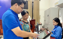 Tuổi trẻ xã Xuân Mai tích cực hỗ trợ người dân tại điểm Phục vụ hành chính công của xã Xuân Mai