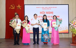 Phường Hồng Hà công bố các quyết định về tổ chức bộ máy và công tác cán bộ