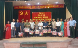 Tổ dân phố số 12 tặng quà tri ân nhân kỷ niệm 78 năm ngày TBLS