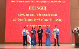 Phường Tây Tựu công bố và trao các quyết định về công tác cán bộ