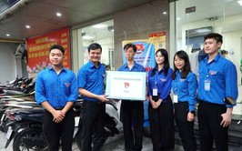 Bí thư thứ nhất TW Đoàn đến thăm, tặng quà cho Đội Thanh niên tình nguyện hỗ trợ người dân làm thủ tục hành chính công.