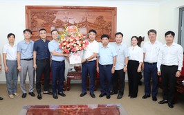 Lãnh đạo xã Yên Xuân thăm, chúc mừng các xã mới