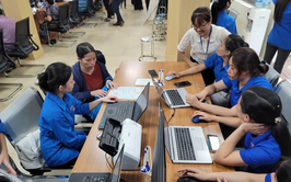 Đoàn Thanh niên xã Đan Phượng hỗ trợ người dân thực hiện dịch vụ hành chính công.