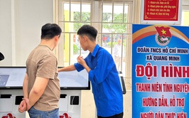 Tuổi trẻ xã Quang Minh hỗ trợ người dân thực hiện thủ tục hành chính