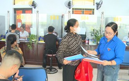 Tuổi trẻ Phúc Lộc xung kích hỗ trợ người dân tại Điểm phục vụ hành chính công