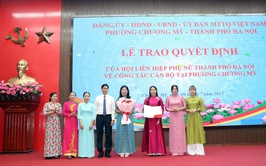 Lễ trao quyết định của Hội Liên hiệp Phụ nữ thành phố Hà Nội về công tác cán bộ tại phường Chương Mỹ