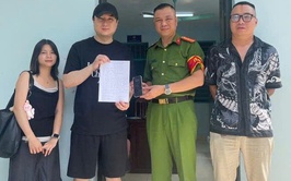 Công an phường Tây Hồ hỗ trợ du khách nước ngoài tìm lại tài sản