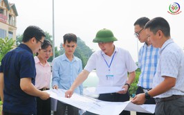 Phó Chủ tịch UBND xã Quốc Oai Nguyễn Hữu Sơn kiểm tra công tác giải phóng mặt bằng và tiến độ triển khai một số dự án trọng điểm trên địa bàn