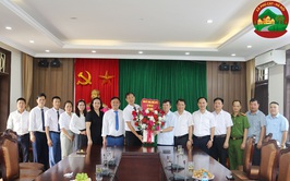 Lãnh đạo xã Phú Cát tặng hoa chúc mừng Ban Xây dựng Đảng nhân kỷ niệm 95 năm ngày truyền thống ngành Tuyên giáo