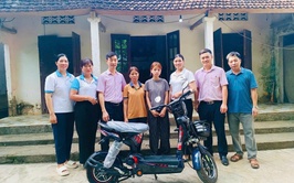 Ngân hàng chính sách xã hội Ba Vì phối hợp với Hội Liên hiệp Phụ nữ xã Yên Bài tổ chức tặng quà cho học sinh có hoàn cảnh đặc biệt khó khăn trên địa bàn xã.