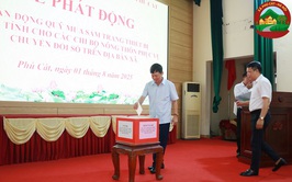 Phú Cát tổ chức lễ chào cờ đầu tháng 8 và phát động ủng hộ quỹ mua sắm thiết bị CNTT cho các chi bộ nông thôn