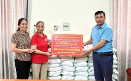 ỦY BAN MTTQ VIỆT NAM PHƯỜNG SƠN TÂY TIẾP NHẬN GẠO TRAO TẶNG CHO CÁC HỘ CÓ HOÀN CẢNH KHÓ KHĂN