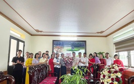 Lãnh đạo xã Hòa Phú tặng hoa chúc mừng Ngày truyền thống ngành Tuyên giáo của Đảng (01/8/1930 – 01/8/2025)


