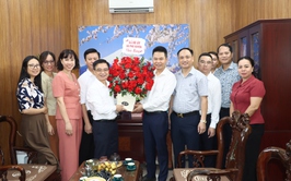 Các đồng chí lãnh đạo xã chúc mừng ngày truyền thống ngành Tuyên giáo của Đảng