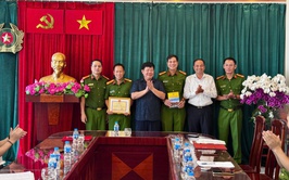 Tây Hồ: Khen thưởng đột xuất lực lượng Công an kịp thời bắt giữ tội phạm mua bán trái phép chất ma túy