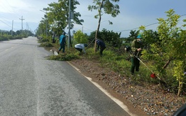 MTTQ CÙNG CÁC ĐOÀN THỂ XÃ ỨNG HOÀ TRỒNG HOA VÀ VỆ SINH MÔI TRƯỜNG.