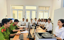 Công an xã Kim Anh: Nỗ lực hỗ trợ trong công tác đổi thẻ đảng viên và chuẩn hóa dữ liệu đảng viên.