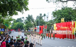 Người dân hào hứng xem công an diễu hành trong “Ngày hội vì Thủ đô bình yên”