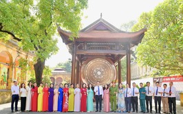Ban chấp hành Đảng bộ phường Hai Bà Trưng và đại biểu chính thức dự Đại hội vào viếng Lăng Bác và tri ân các Anh hùng Liệt sỹ.