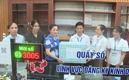Các đồng chí lãnh đạo xã Vân Đình thăm và động viên cán bộ, công chức Điểm phục vụ hành chính công