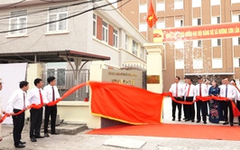 Gắn biển công trình chào mừng Đại hội, đại biểu Đảng bộ xã Hương Sơn lần thứ I