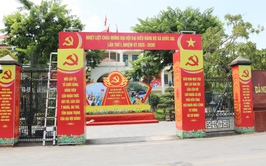 Vượt nắng hè rực lửa, Trung tâm Văn hóa - Thông tin và Thể thao xã Quốc Oai hoàn thành trang trí khánh tiết, sẵn sàng cho Đại hội Đảng bộ xã lần thứ Nhất