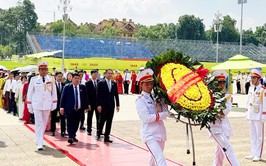 Đoàn đại biểu Đảng bộ phường Đống Đa báo công dâng Bác