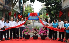 Hội LHPN phường Việt Hưng ra mắt 2 mô hình đoạn đường bích họa, cờ hoa chào mừng Đại hội