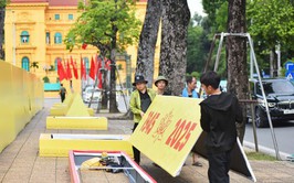 Khẩn trương lắp đặt, chỉnh trang đô thị đón ngày lễ lớn