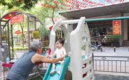 Phường Phú Diễn gắn biển công trình Dân vận khéo “Sân chơi rèn luyện thể chất TDP 19”