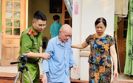 XÃ VÂN ĐÌNH HỖ TRỢ ĐẢNG VIÊN CAO TUỔI LÀM THẺ ĐẢNG TẠI NHÀ