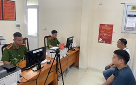 CÔNG AN XÃ BA VÌ THỰC HIỆN CAO ĐIỂM CẤP, ĐỔI THẺ ĐẢNG VIÊN GẮN CHÍP