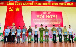 XÃ NỘI BÀI CÔNG BỐ VÀ TRAO QUYẾT ĐỊNH KIỆN TOÀN LỰC LƯỢNG THAM GIA BẢO VỆ ANTT Ở CƠ SỞ