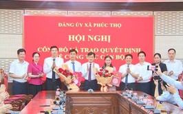 Đảng ủy xã Phúc Thọ công bố và trao Quyết định về công tác cán bộ
