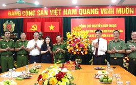 Chủ nhiệm Ủy ban Kiểm tra Trung ương Nguyễn Duy Ngọc thăm, chúc mừng Công an phường Hai Bà Trưng