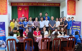Đồng chí Đồng Thị Nga-UV BTV, Phó Chủ tịch UBND xã Hoài Đức thăm, kiểm tra 05 điểm Bình dân học vụ số lưu động