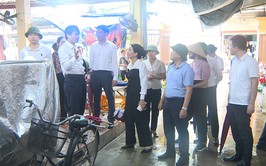 Ban Thường vụ Đảng ủy xã Phúc Thọ kiểm tra các chợ dân sinh trên địa bàn