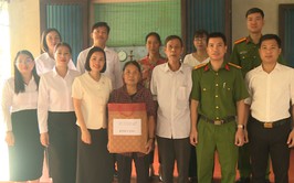 Uỷ ban MTTQ Việt Nam xã phối hợp với Công an xã thăm, tặng quà các gia đình có hoàn cảnh khó khăn