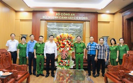 Phường Xuân Phương thăm, chúc mừng các đơn vị Công an trên địa bàn nhân kỷ niệm 80 năm Ngày truyền thống lực lượng Công an Nhân dân Việt Nam