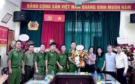 Đảng ủy - HĐND - UBND phường Thanh Xuân chúc mừng Công an phường nhân kỷ niệm 80 năm ngày thành lập lực lượng Công an nhân dân