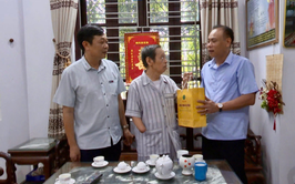 UBND xã Đan Phượng thành lập 5 đoàn đi thăm, tặng quà tới người có công với cách mạng nhân dịp Kỷ niệm 80 năm ngày Quốc khánh 2/9.
